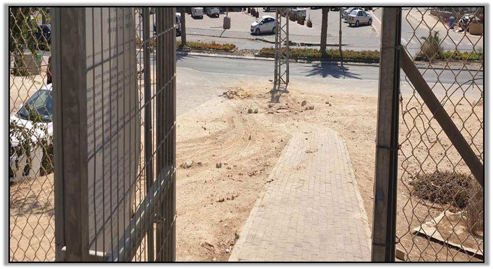 כניסה למרפאת טיפול ראשוני בישוב בדואי מוכר.  צילום: חנין שיבלי