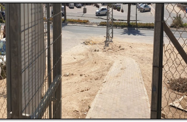 כניסה למרפאת טיפול ראשוני בישוב בדואי מוכר.  צילום: חנין שיבלי