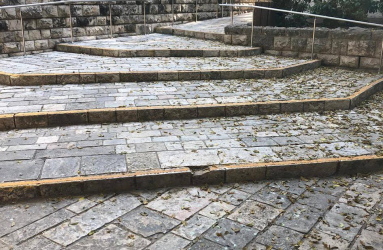 תמונה של מדרגות האבן המובילות ליחידת הנגישות בקמפוס הר הצופים, האוניברסיטה העברית.​​​​​​​ צילום: עוז איסרוב