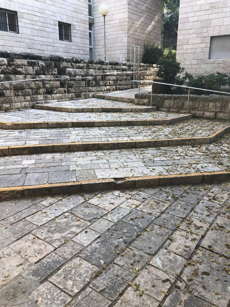 תמונה של מדרגות האבן המובילות ליחידת הנגישות בקמפוס הר הצופים, האוניברסיטה העברית. צילום: עוז איסרוב