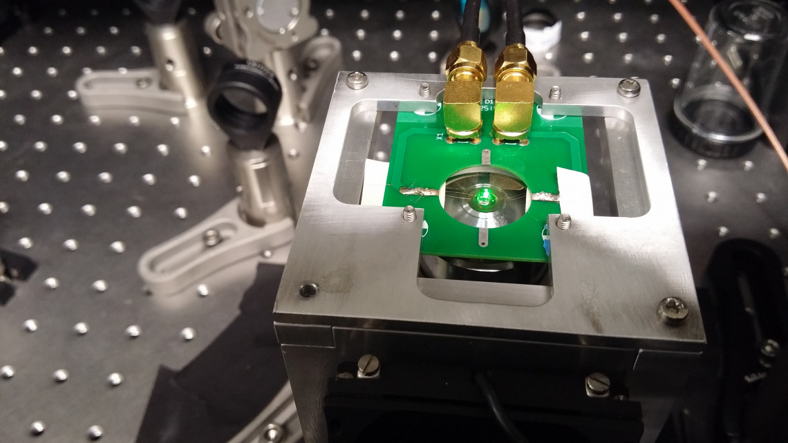 Diamond sample on sample mount